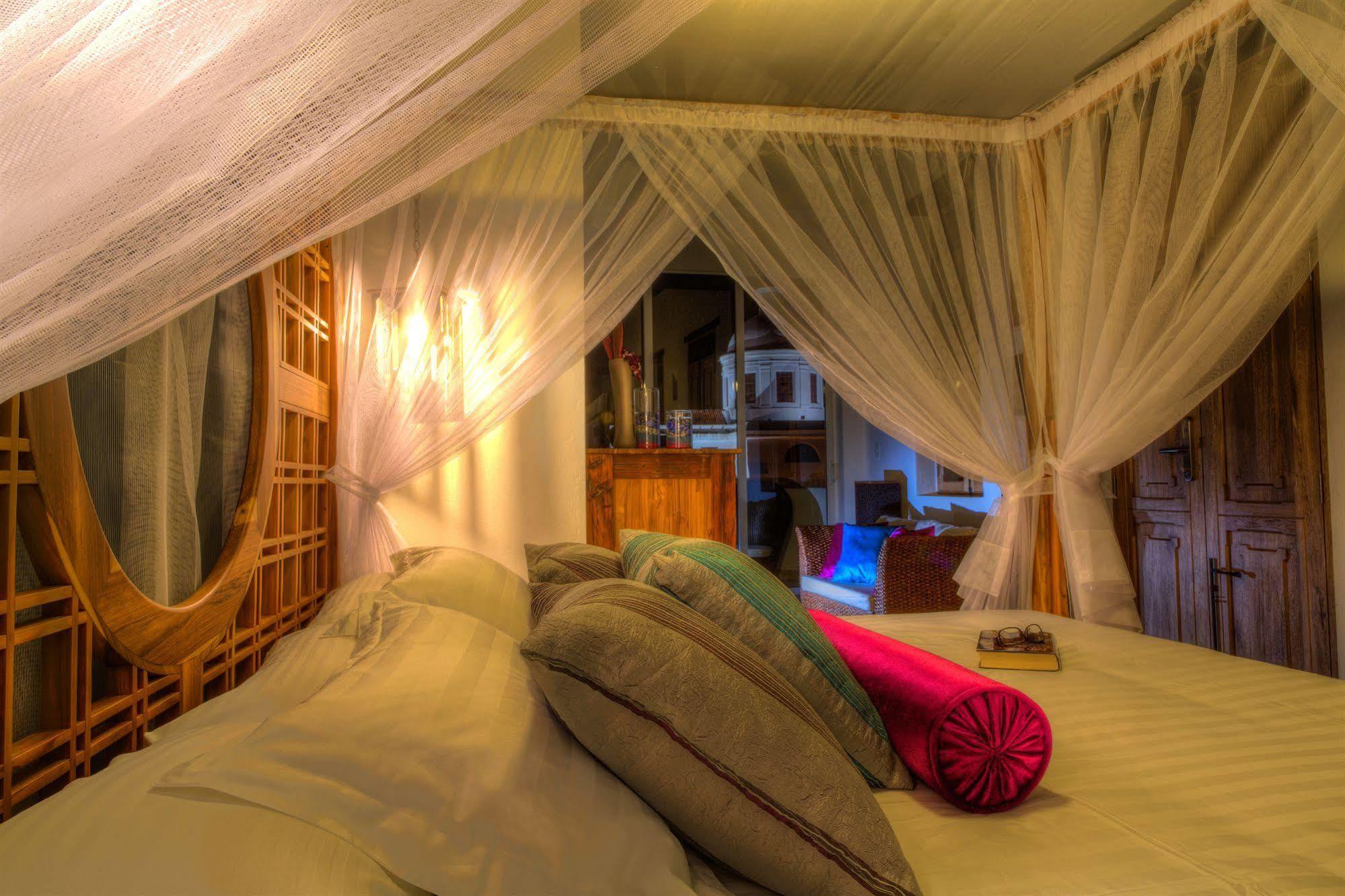 Casa De Leda, A Kali Hotel Санта Марта Екстериор снимка A mosquito net over a bed